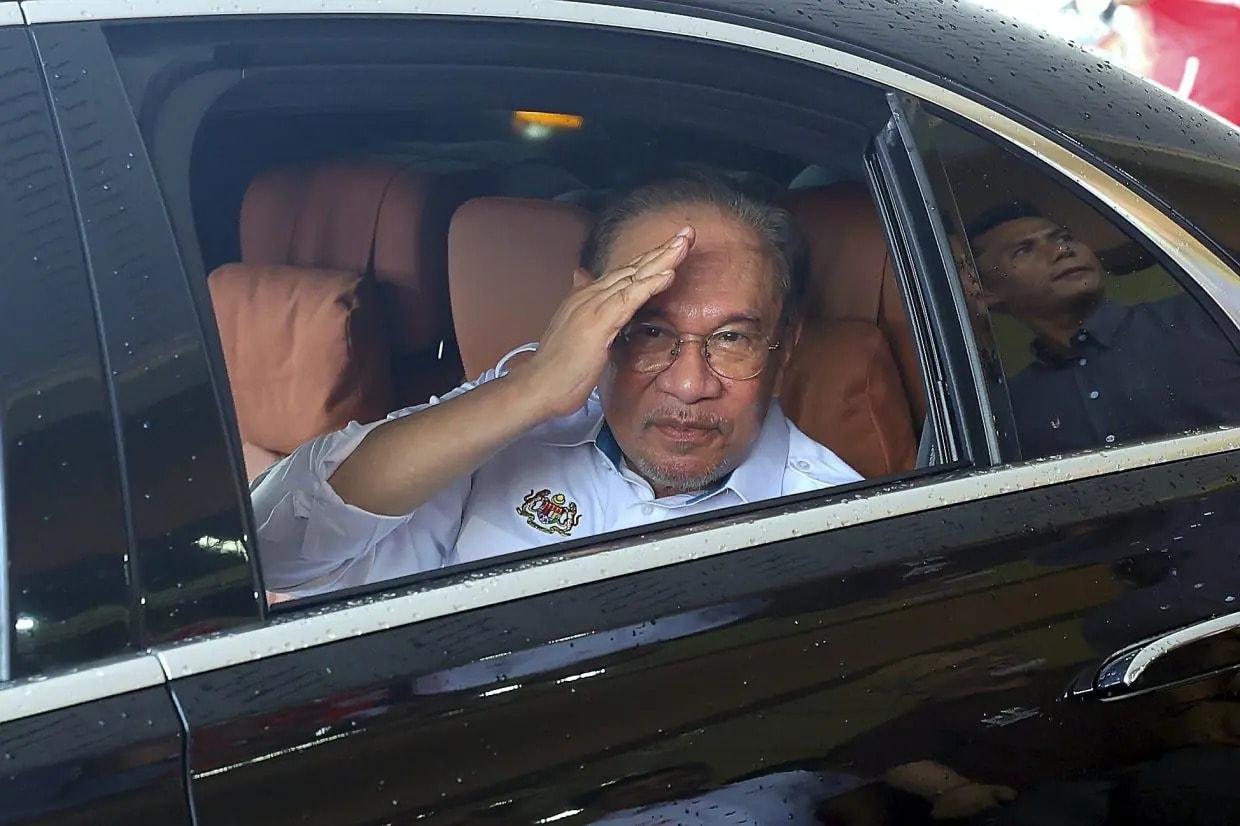 மாமாக் உணவகங்களில் வெளிநாட்டு தொழிலாளர் தட்டுப்பாடு: ஒரு மாதத்தில் தீர்வு காண அன்வார் அதிரடி உத்தரவு