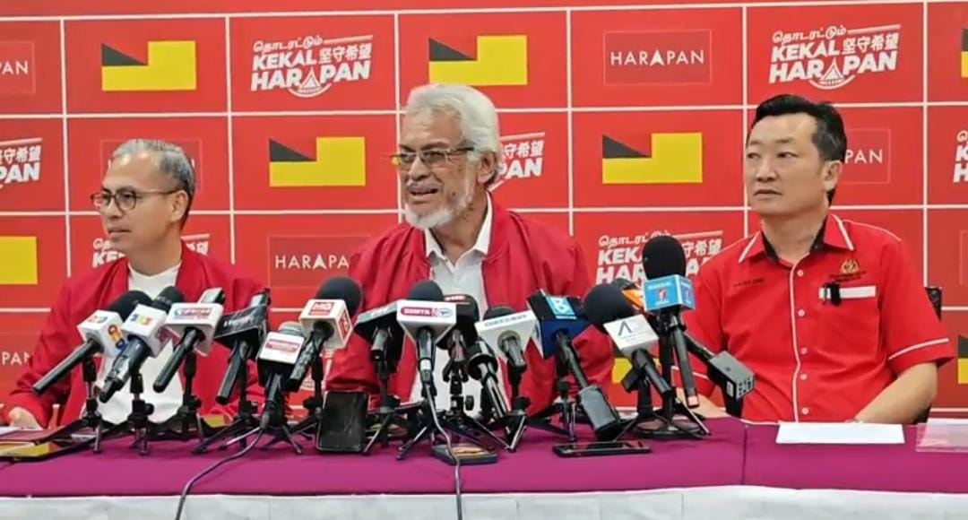 பாரிசான் நேஷனல் - பெரிக்காத்தான் கூட்டணிகளின் முழக்கம் அதிகாரத்திற்கான போலி நாடகம்: காலிட் சமாட் சாடல்!