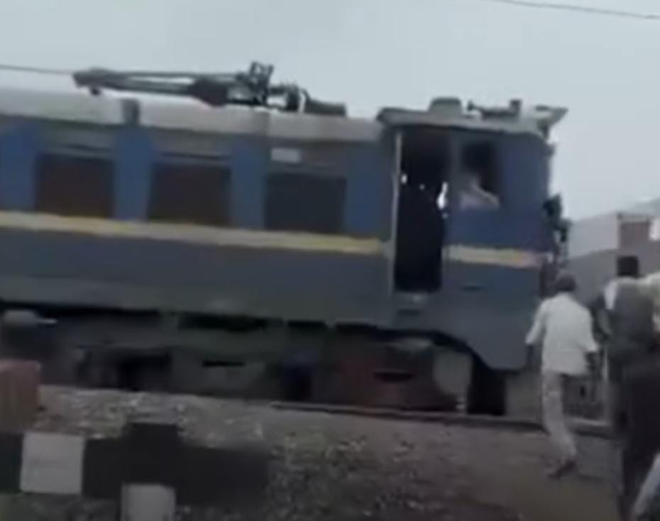  சமோசா வாங்குவதற்காக ரயிலை நிறுத்திய லோகோ பைலட்: இணையத்தில் வைரலாகும் வினோத வீடியோ!