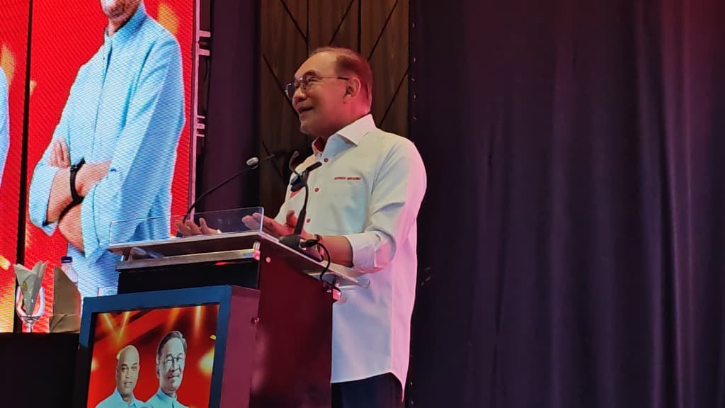 நான் தான் சிவாஜி தி பாஸ்!": சிறைவாசம், சித்திரவதைகளைக் கடந்து ஜெயித்த கதையைக் கூறி உருகிய பிரதமர் அன்வார்