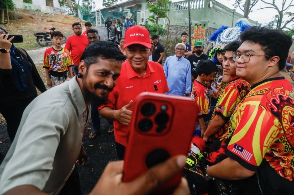 மேடை அரசியல் வேண்டாம்... லிங்கி தொகுதியில் வீடு தேடி வாக்காளர்களை சந்திக்கும் அமினுடின் ஹரூன்