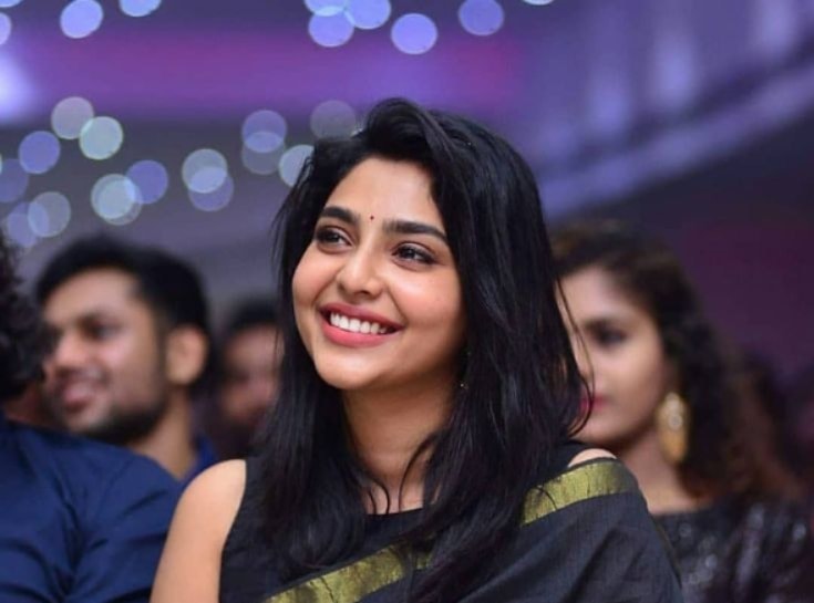 நடிகை ஐஸ்வர்யா லட்சுமியின் நிகர சொத்து மதிப்பு எவ்வளவு? சுவாரசியமான பின்னணி தகவல்