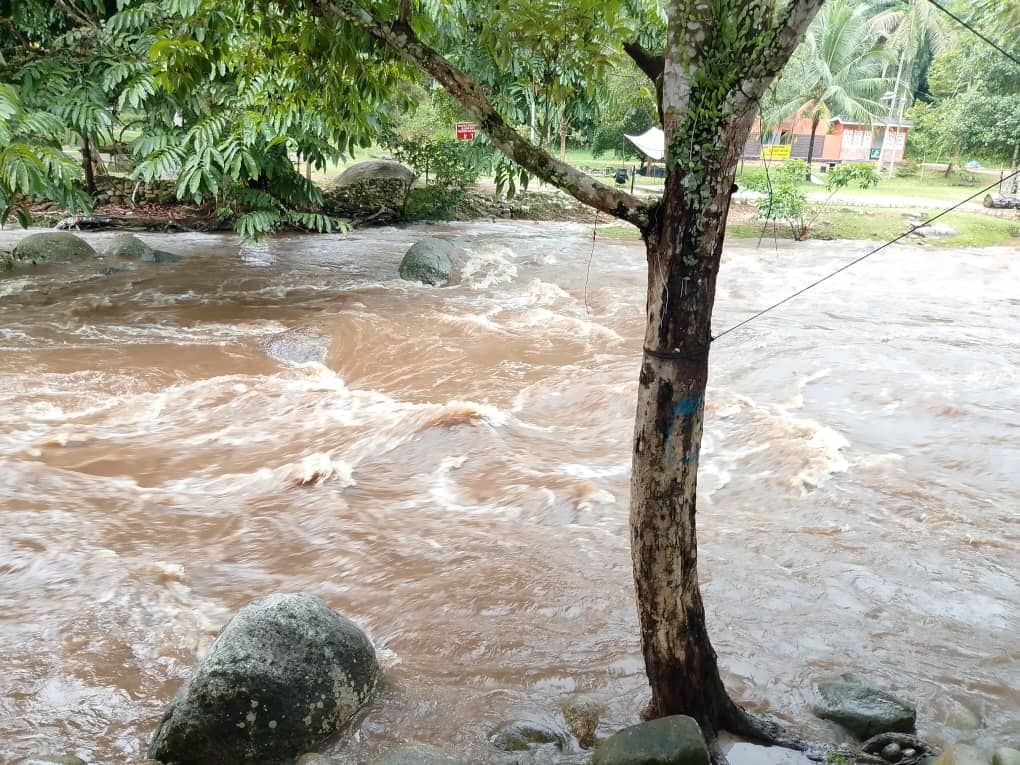 சுங்கை சீடிம் திடீர் வெள்ளப்பெருக்கு: மூவர் பலி; 4 வயது சிறுவன் மீட்பு
