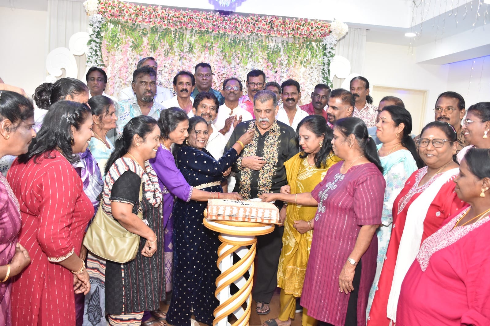 47 ஆண்டுகால நட்பின் நெகிழ்ச்சியான பொன்னிறத் தருணம்: காப்பாரில் "உறவுகள் தேடி 1979" முன்னாள் மாணவர்கள் சங்கமம்