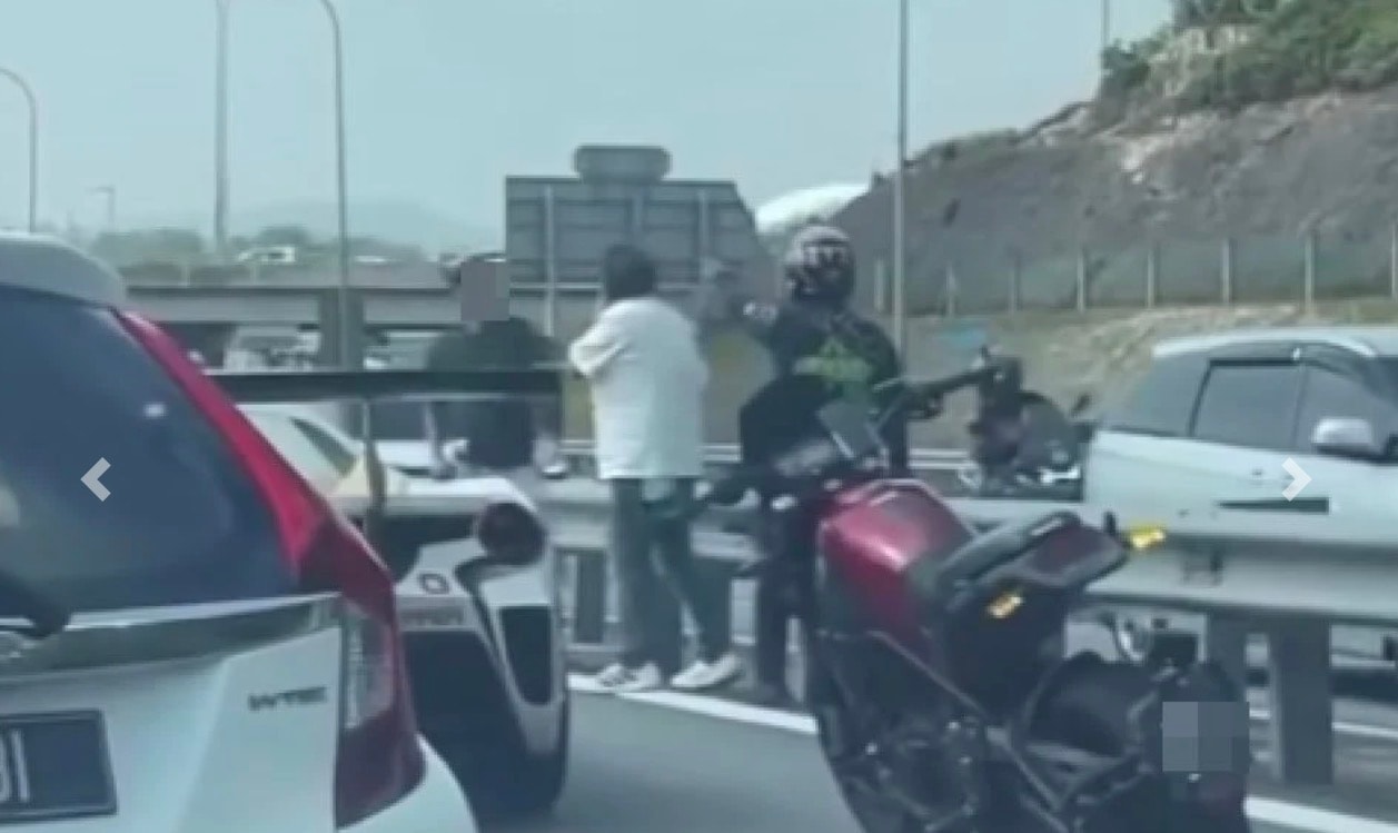 நெடுஞ்சாலையில் நடுரோட்டில் மோதிக் கொண்ட பெராரி - அரூஸ் ஓட்டுநர்கள்: வைரலாகும் மோதல் வீடியோ