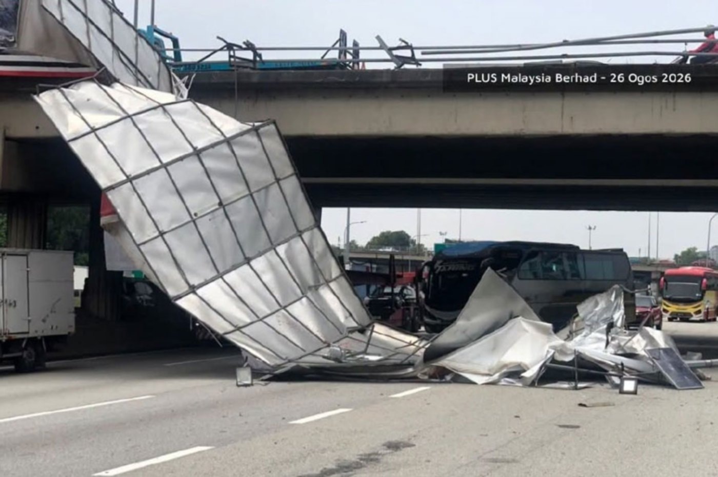 லோரி மோதி விளம்பரப் பலகை சாலையில் சரிந்தது: NKVE-யில் 5 கி.மீ. போக்குவரத்து நெரிசல்