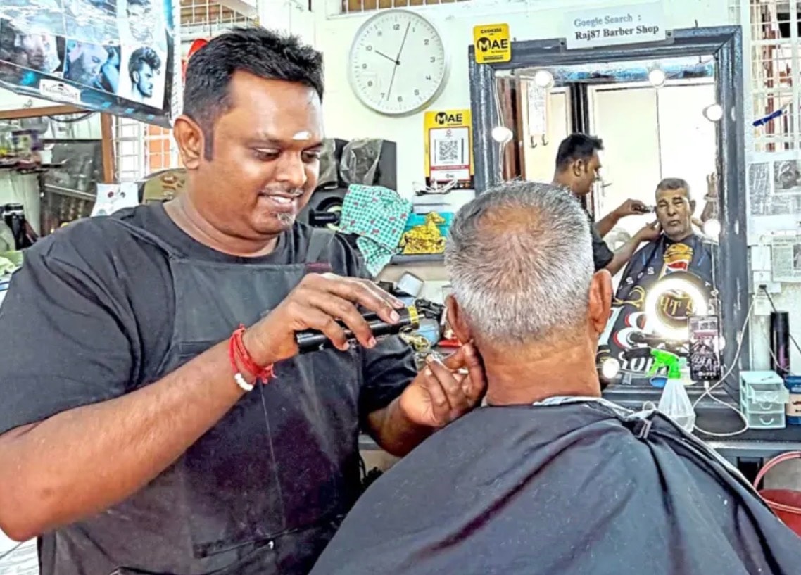 மெர்டேக்கா மாதத்தில் மனிதநேயம்: 100 பேருக்கு இலவச சிகையலங்காரமும், உணவும் வழங்கும் எம்.செல்வராஜ்