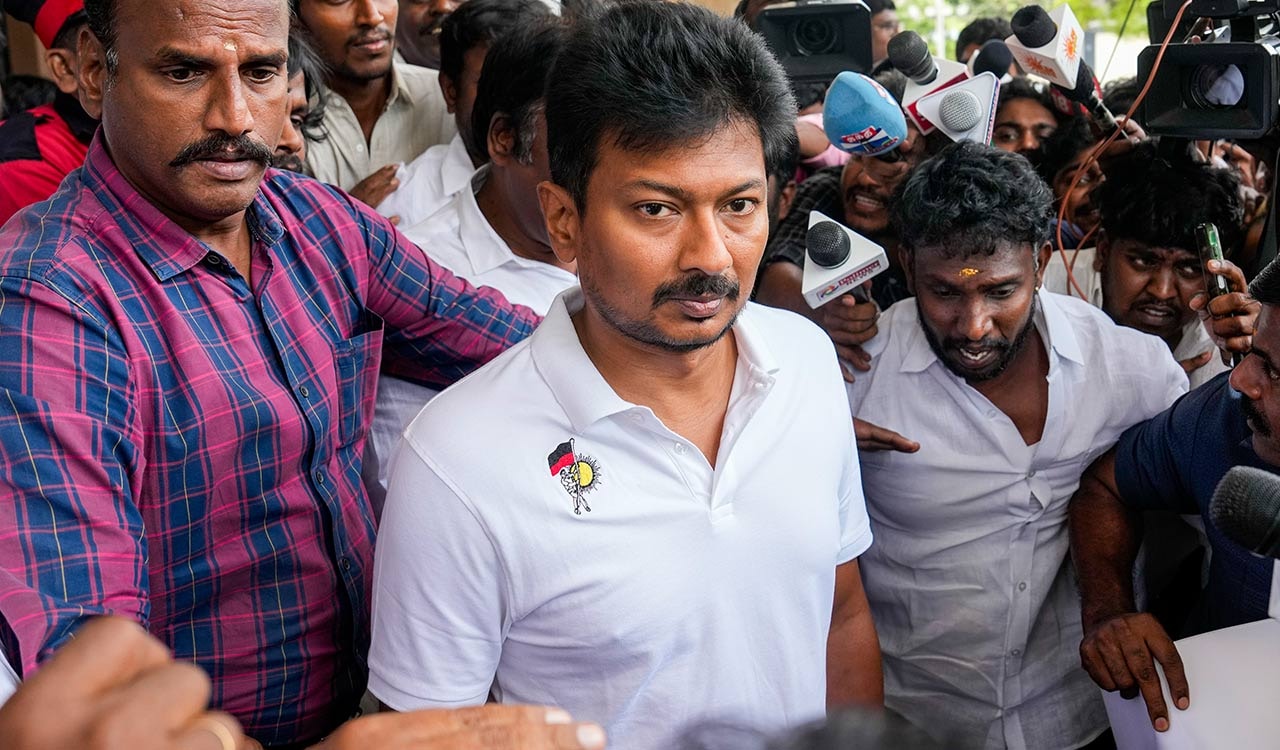 நடிகை திரிஷா குறித்து அவதூறு பேச்சு: உதயநிதி ஸ்டாலின் இல்லத்தில் அதிரடி கைது