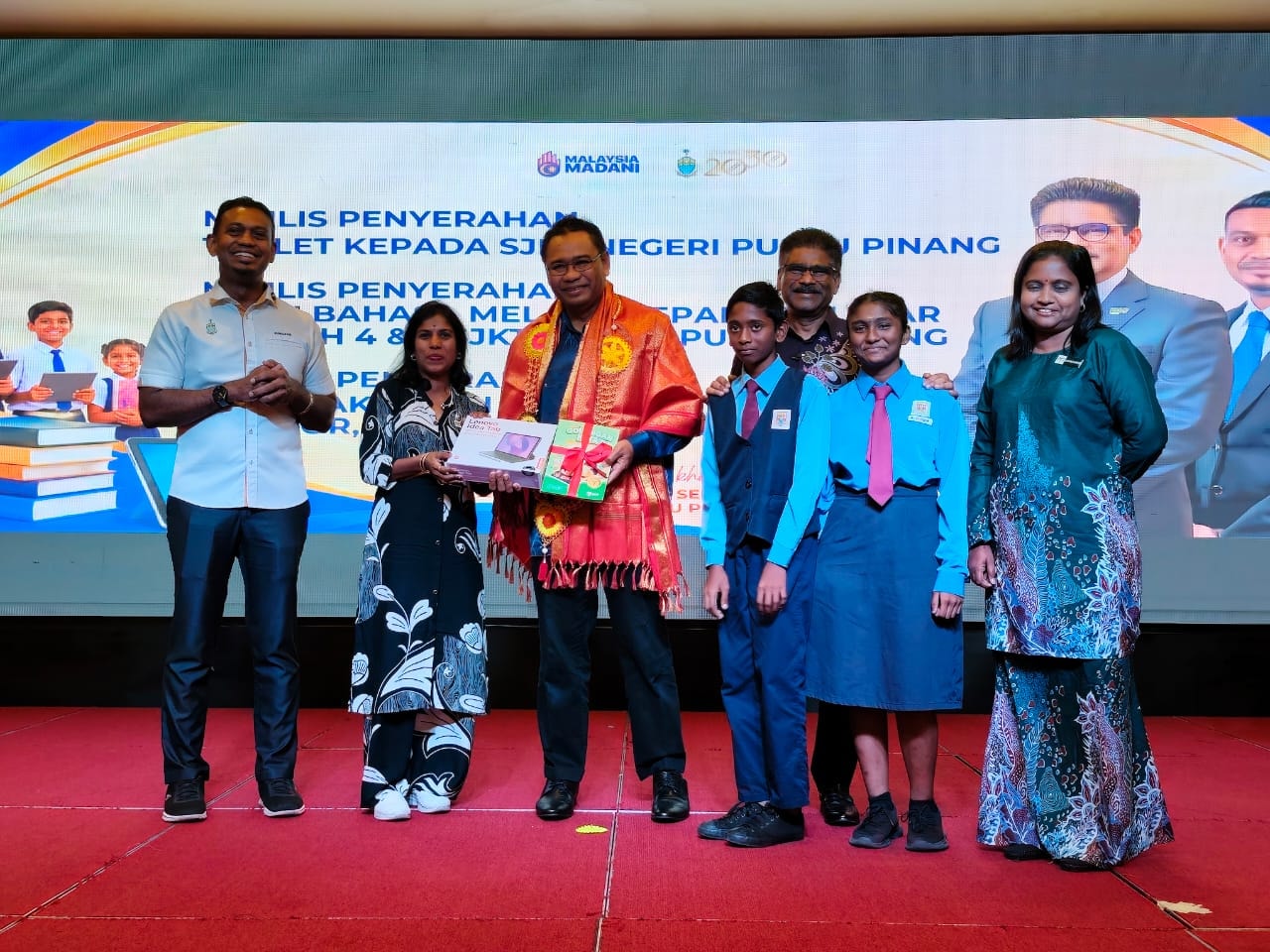 பினாங்கில் 28 தமிழ்ப்பள்ளிகளுக்கு 130  லெனோவா டிஜிட்டல்ம் டேப்லெட் கைக்கணினி வழங்கப்பட்டது