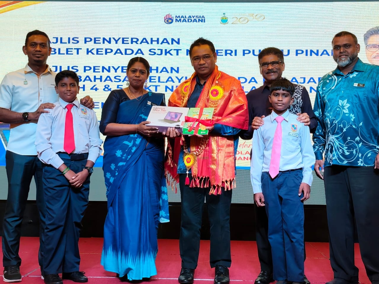 பினாங்கில் 28 தமிழ்ப்பள்ளிகளுக்கு 130 லெனோவா டிஜிட்டல்ம் டேப்லெட் கைக்கணினி வழங்கப்பட்டது
