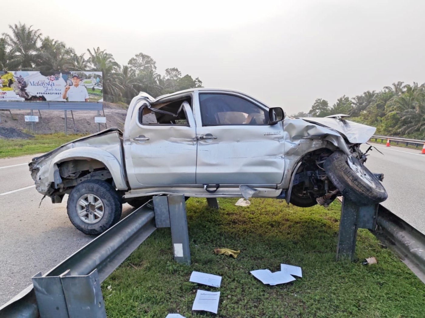 லோரியை முந்திய போது கட்டுப்பாட்டை இழந்த ஹைலக்ஸ் விபத்து - 5 பேர் காயம்