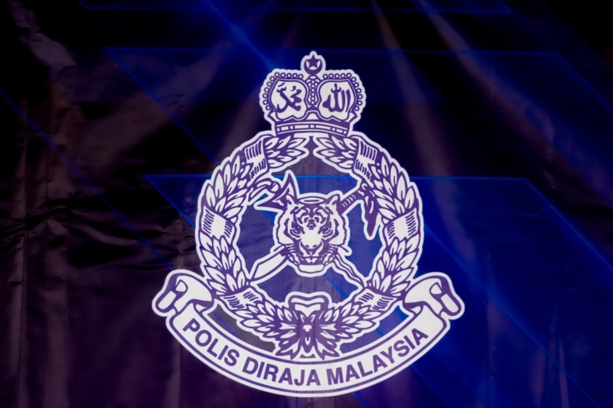 செராஸ் போலீஸ் நிலையத்தில் அதிகாரியை கத்தியால் குத்த முயன்ற நபரால் பரபரப்பு