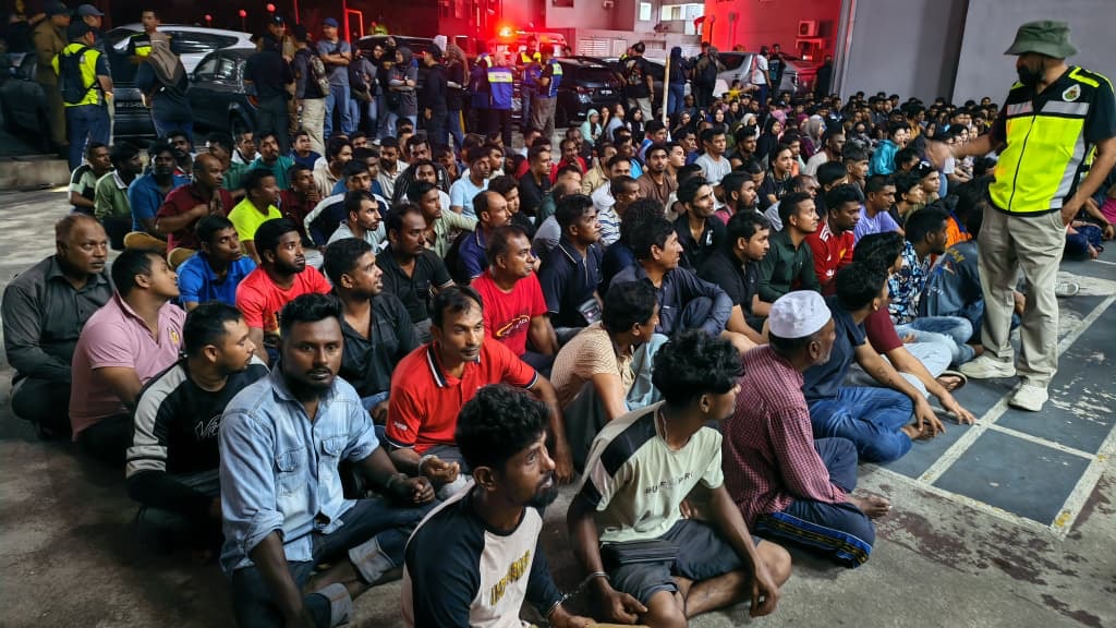புத்ராஜெயா அடுக்குமாடிக் குடியிருப்பில் குடிநுழைவுத் துறை அதிரடி சோதனை: 325 வெளிநாட்டவர்கள் கைது