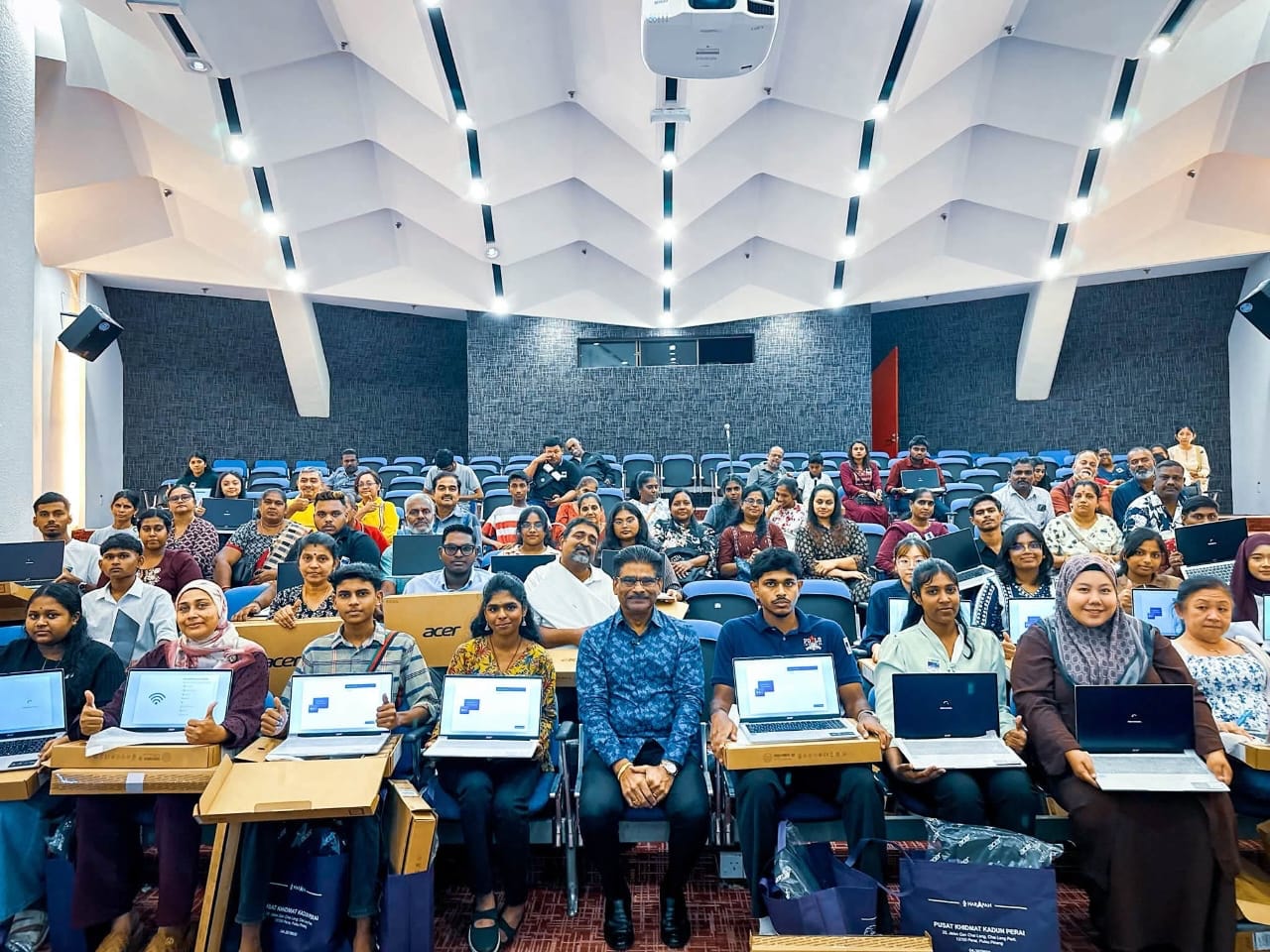 80 ஆயிரம் ரிங்கிட் செலவில் 40 மாணவர்களுக்கு இலவச மடிக்கணினி - டத்தோ ஸ்ரீ சுந்தராஜு சோமு தகவல்
