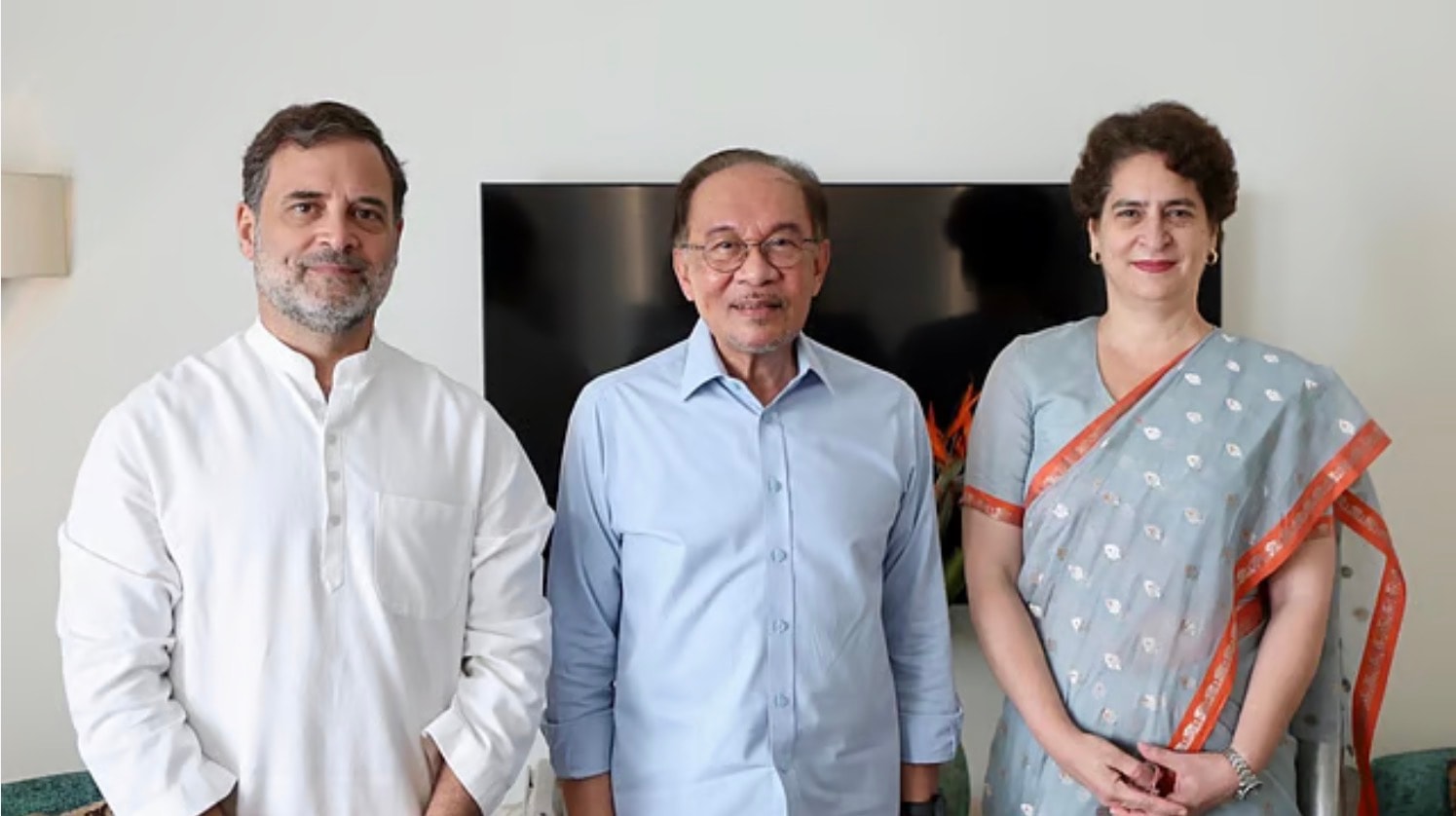 காங்கிரஸ் தலைவர்கள் ராகுல் காந்தி, பிரியங்காவுடன் அன்வார் சந்திப்பு