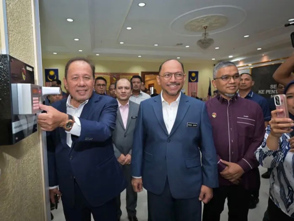 நெகிரி செம்பிலான் மாநிலச் செயலாளரும் சட்ட ஆலோசகரும் இடைநீக்கம்