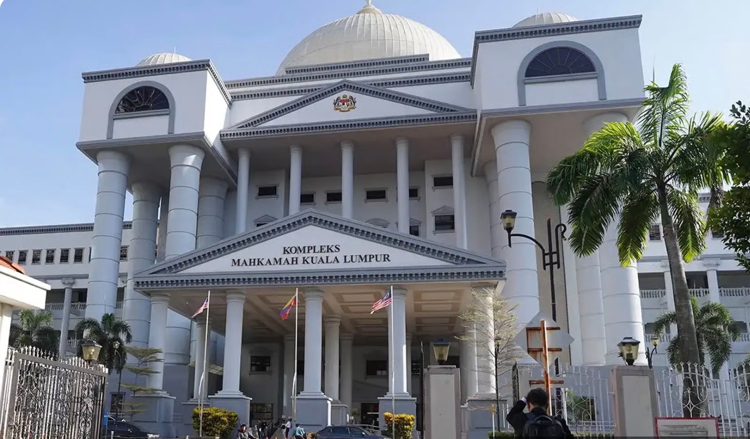 எஸ்பிஆர்எம் அதிகாரிகள் இருவர், முன்னாள் அதிகாரி மீது 9.5 லட்சம் ரிங்கிட் கொள்ளை வழக்கு: தற்காப்பு வாதம் முன்வைக்க உத்தரவு