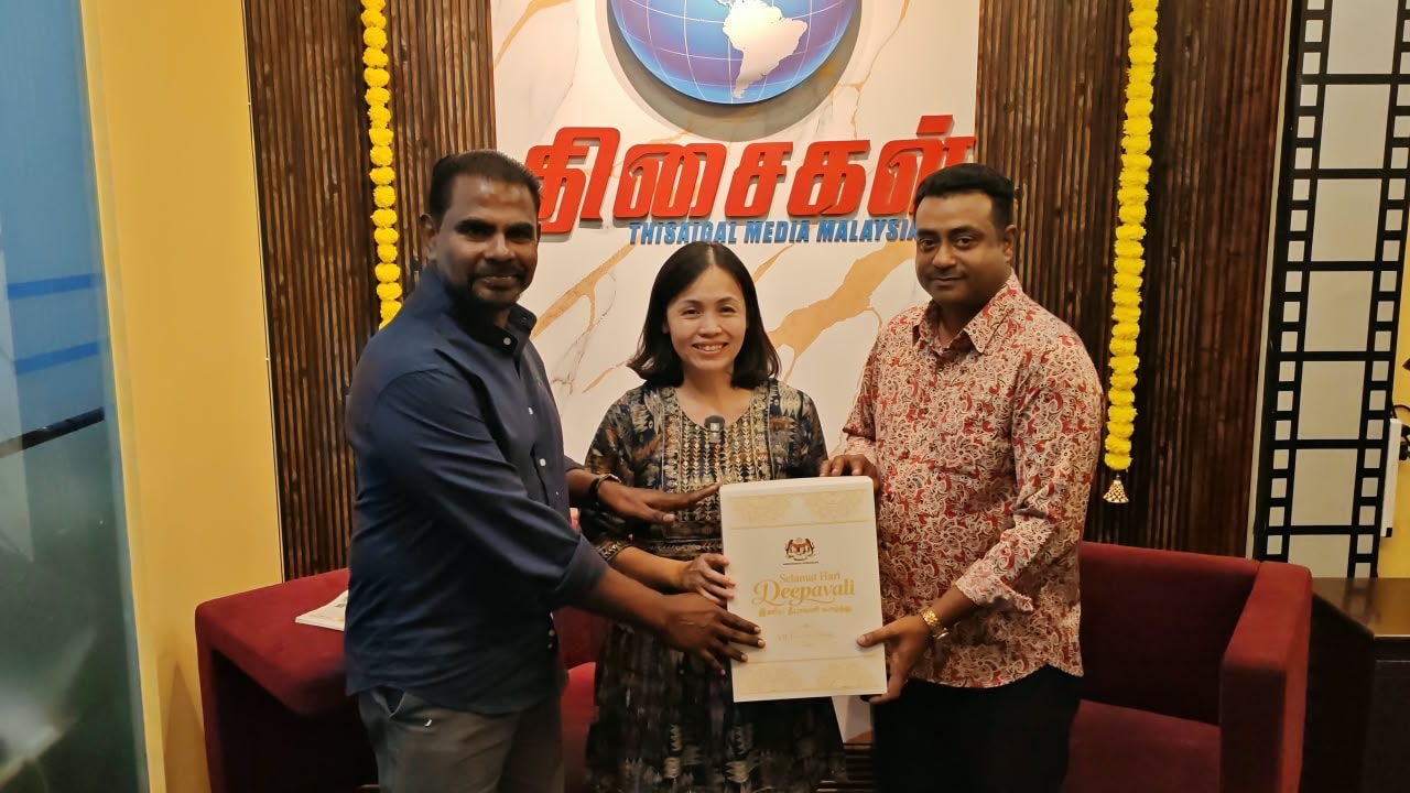 தீபாவளியை முன்னிட்டு திசைகள் அலுவலகத்திற்கு நல்லெண்ண வருகை புரிந்தார் துணை அமைச்சர் தியோ நீ சிங்