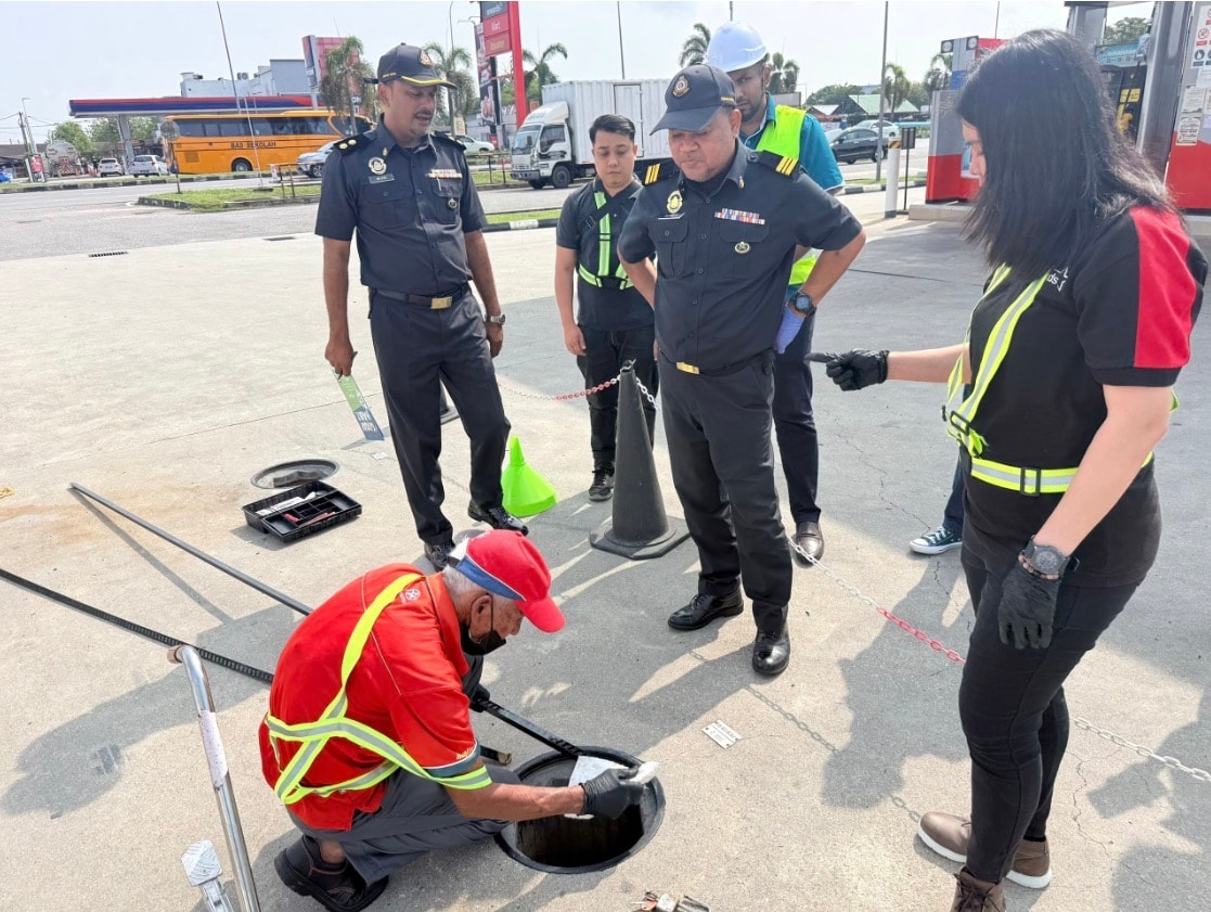 பெட்ரோலில் தண்ணீர் கலந்ததாக புகார்; 11 பெட்ரோல் நிலையங்களில் சோதனை