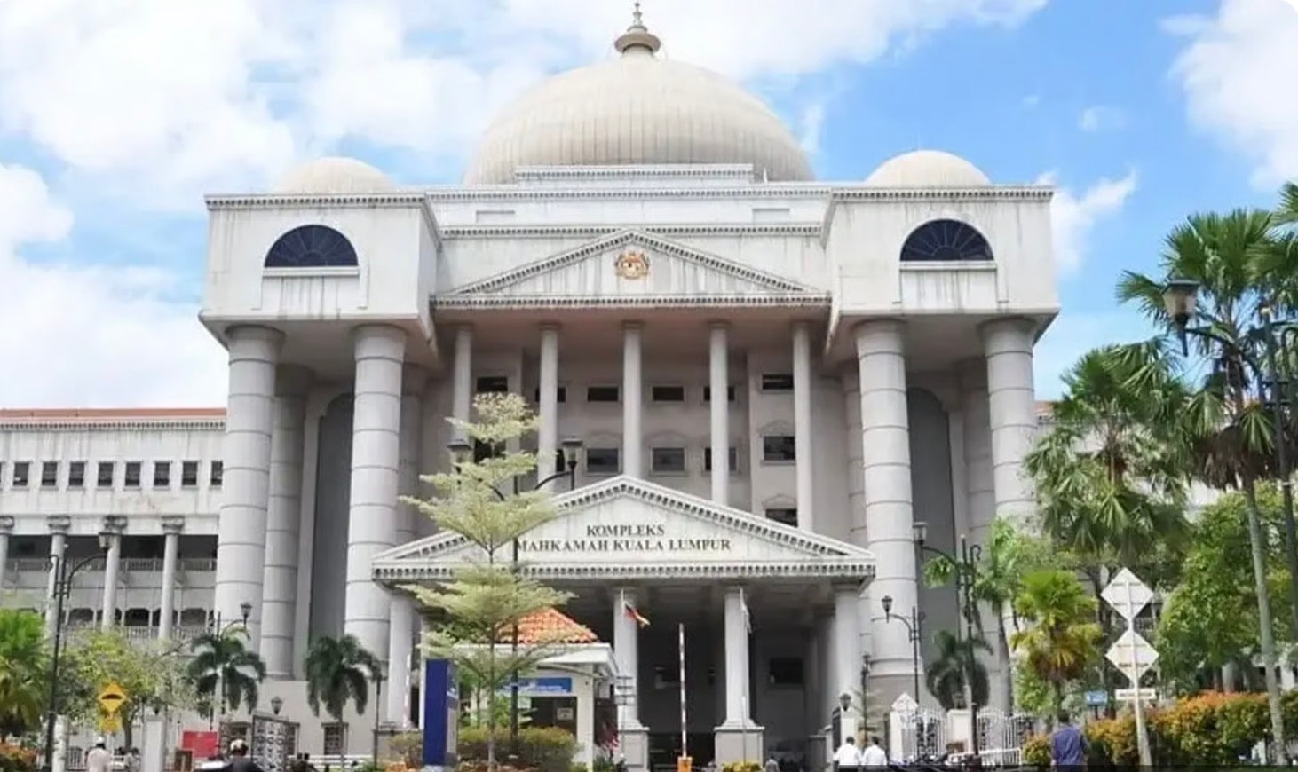 துவாங்கு முஹ்ரிஸை பதவியிலிருந்து நீக்கும் பிரகடனத்தில் மந்திரி பெசார் கையெழுத்திடக் கோரிய மனு வாபஸ்